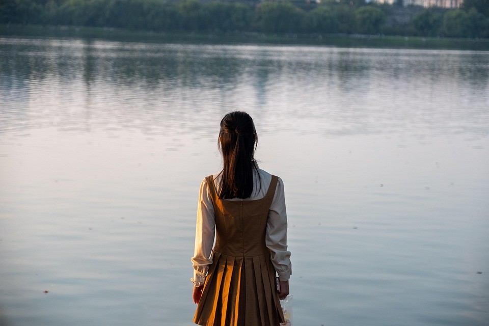 Reddit השמידה לחלוטין את האישה הביפובובית שהאשימה את אחותה ה bisexual שהיא משקרת לגבי הנטייה שלה ללסביות